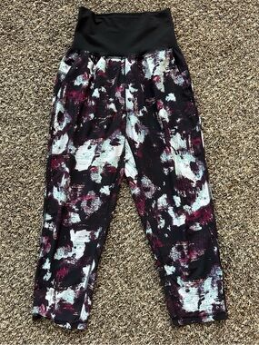 Lululemon Tranquil Crop pant - Kara Blossom Multi / Black pattern - size 4